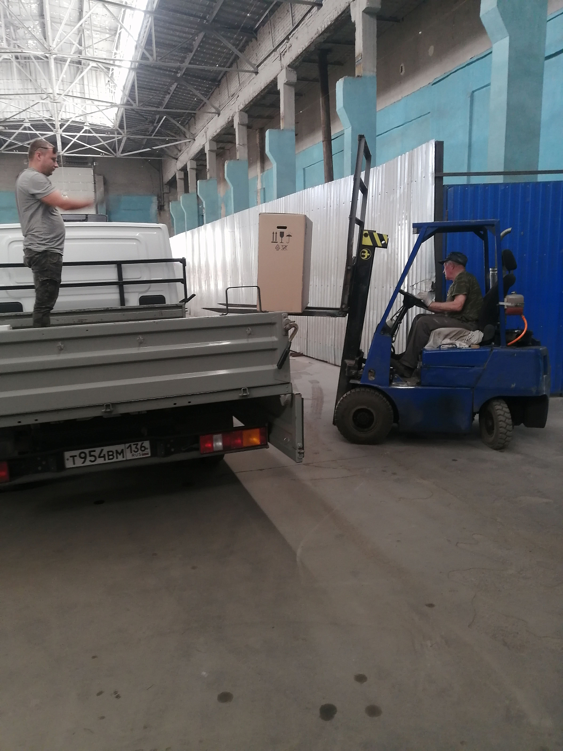 Отгрузка поршневого компрессора REMEZA автосервису в городе Воронеж